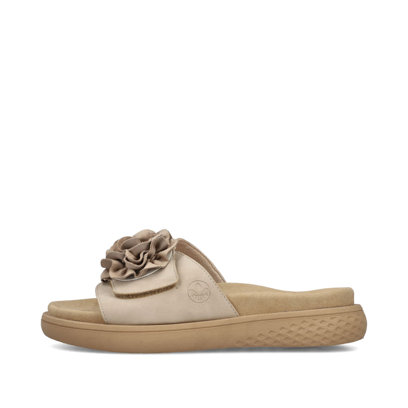 Beige Rieker Damen Pantoletten V1562-62 mit dekorativer Blume. Schuh Außenseite.