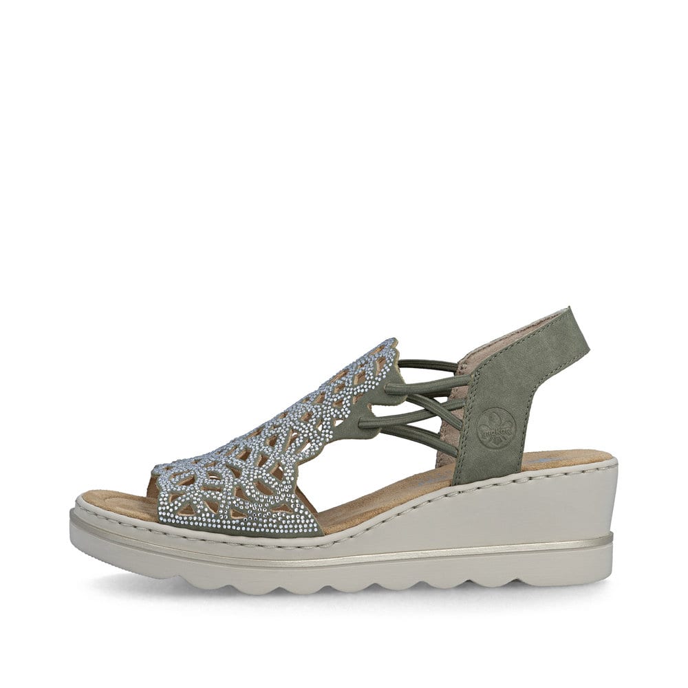 Khakifarbene Rieker Keilsandaletten 67465-52 mit Strasssteinen sowie Gummizug. Schuh Außenseite.