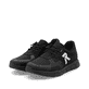 Schwarze Rieker Herren Sneaker Low 09100-00 mit einer Gummischnürung. Schuhpaar seitlich schräg.