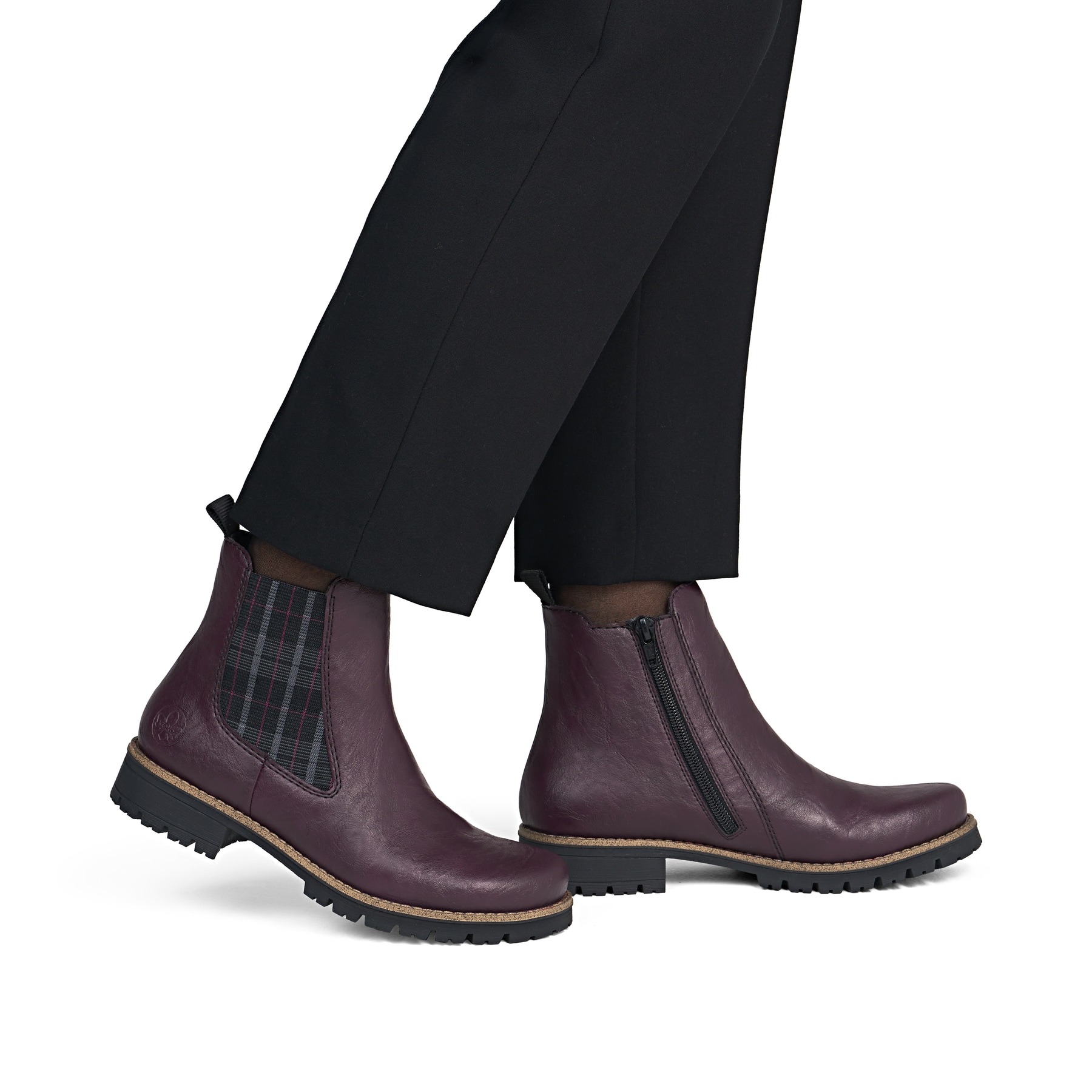 Brombeer-schwarze Rieker Damen Chelsea Boots 79592-30 mit einem Reißverschluss. Schuh am Fuß.