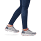 Graue Rieker Damen Slipper 40403-40 mit super leichter und flexibler Sohle. Schuh am Fuß.