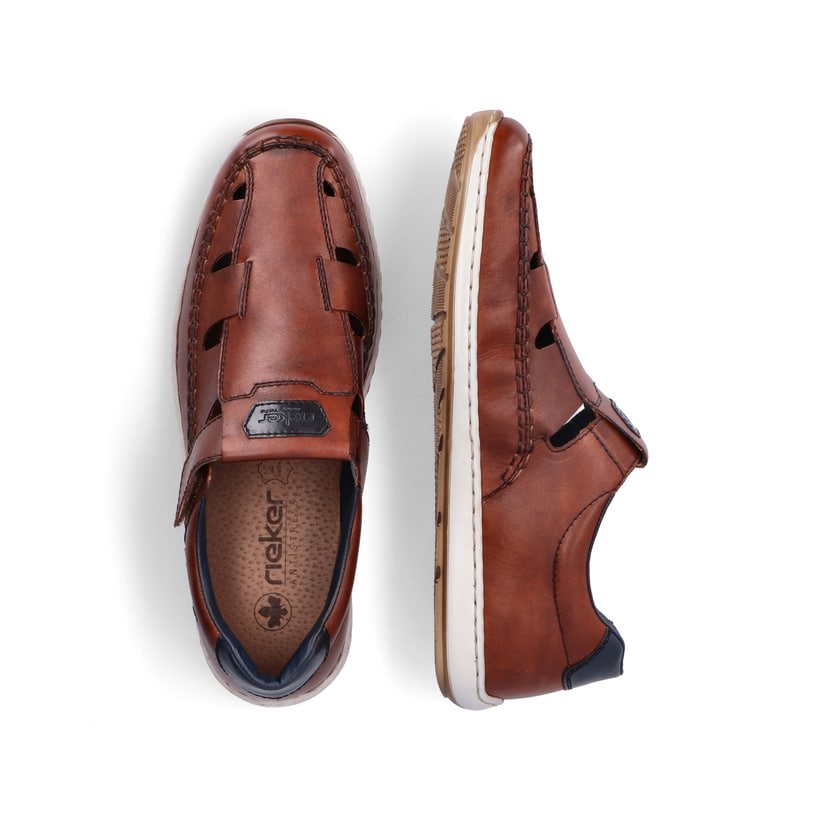 Braune Rieker Herren Slipper 08838-24 mit einem Klettverschluss sowie Ziernähten. Schuh von oben, liegend.