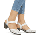 Weiße Rieker Pumps 40991-80 in Löcheroptik mit einem Klettverschluss. Schuh am Fuß.