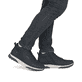 Dunkelblau-schwarze Rieker Herren Sneaker High B9303-14 aus Rauleder. Schuh am Fuß.