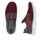 Rote Rieker Herren Slipper B6652-35 mit einem Gummizug sowie der Komfortweite G. Schuh von oben, liegend.