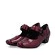 Rote Rieker Pumps 41756-33 mit einer Schnalle sowie extra weicher Decksohle. Schuhpaar seitlich schräg.