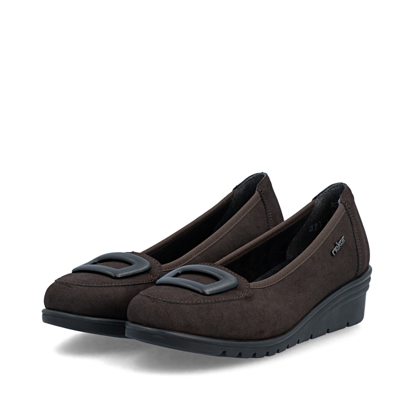 Dunkelbraune Rieker Ballerinas L5362-25 mit Deko-Schnalle. Schuhpaar seitlich schräg.