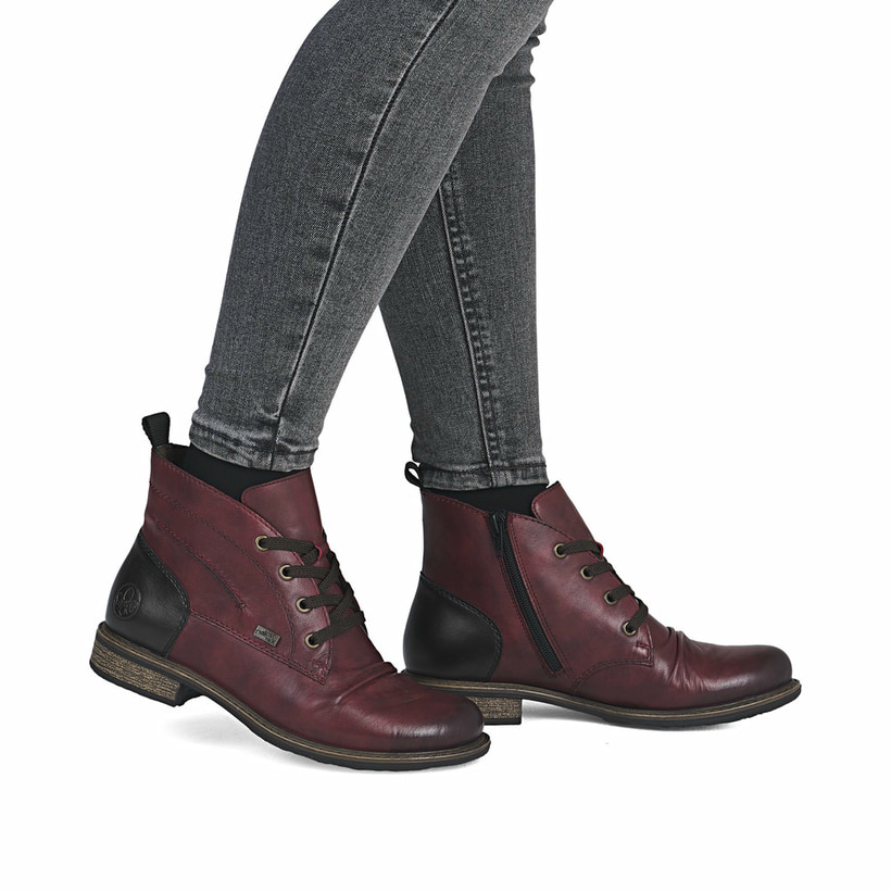 Rote Rieker Damen Kurzstiefel 74804-35 aus Glattleder. Schuh am Fuß.