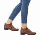 Braune Rieker Damen Kurzstiefel 58386-22 aus Glattleder mit einem Reißverschluss. Schuh am Fuß.