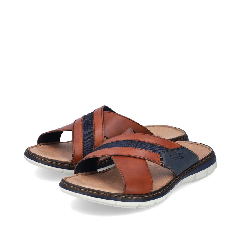 Braune Rieker Herren Pantoletten 25186-24 mit der Komfortweite G 1/2. Schuhpaar seitlich schräg.