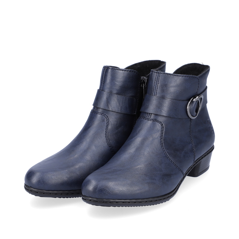 Schieferblaue Rieker Damen Stiefeletten Y0775-14 mit Reißverschluss sowie Blockabsatz. Schuhpaar schräg.