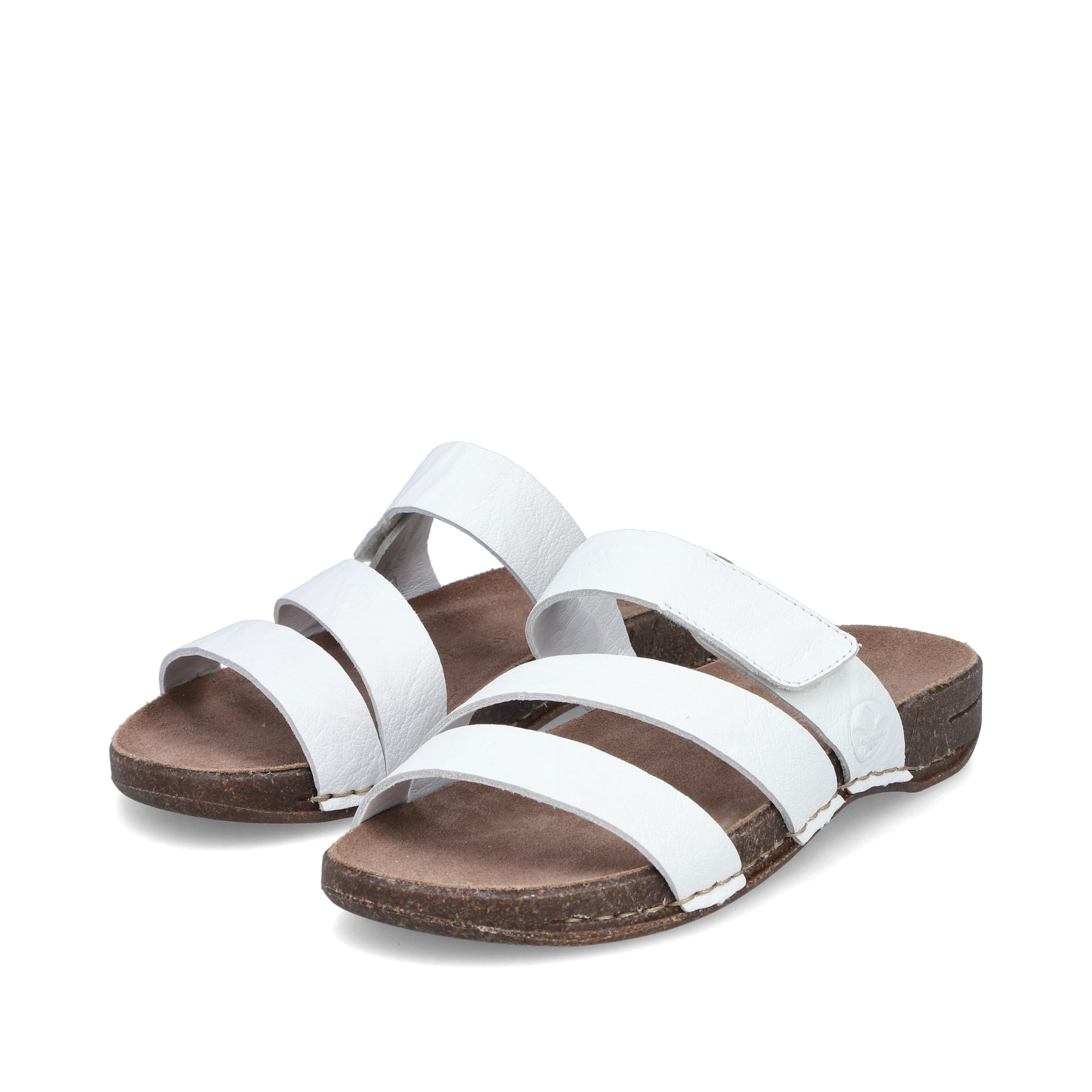 Weiße Rieker Damen Pantoletten 61450-80 mit einem Klettverschluss. Schuhpaar seitlich schräg.