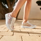 Beige Rieker Damen Sneaker Low N8103-60 mit Reißverschluss sowie Extraweite H. Schuh am Model.