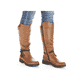 
Karamellbraune Rieker Damen Hochschaftstiefel Z4758-24 mit einer Profilsohle. Schuh am Fuß