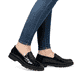 Glanzschwarze Rieker Damen Loafer 45560-03 mit einer extra weichen Decksohle. Schuh am Fuß.