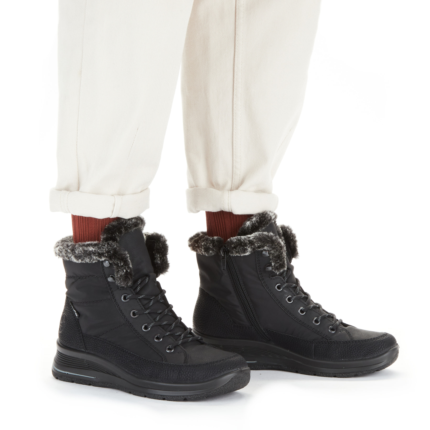Nachtschwarze Rieker Damen Schnürstiefel L7742-00 mit Schnürung und Reißverschluss. Schuh am Fuß