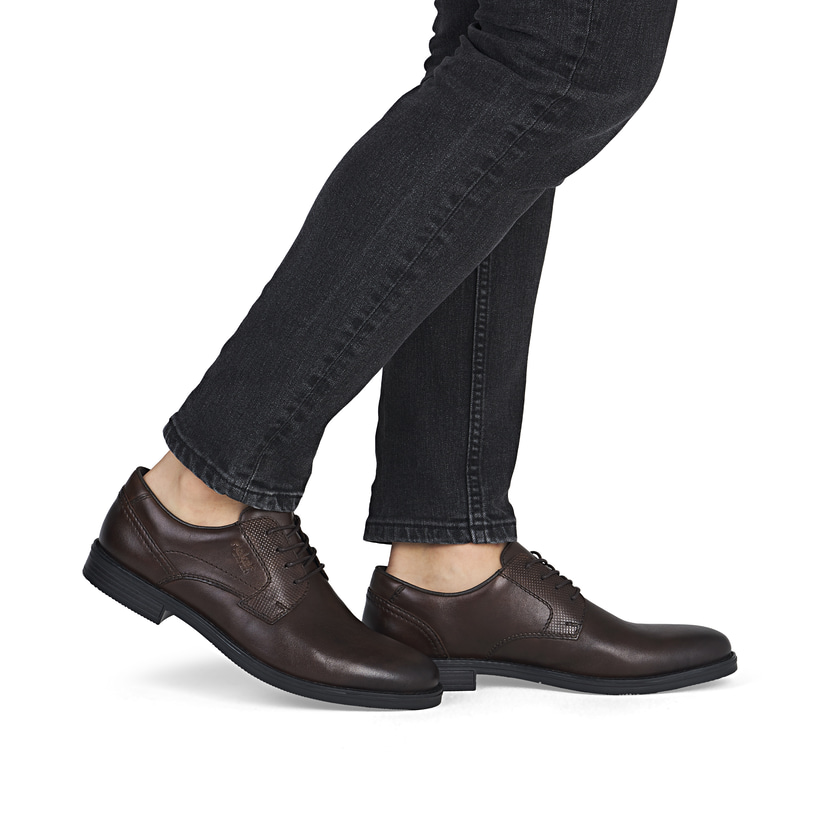 Dunkelbraune Rieker Herren Schnürschuhe 13523-25 aus Glattleder. Schuh am Fuß.