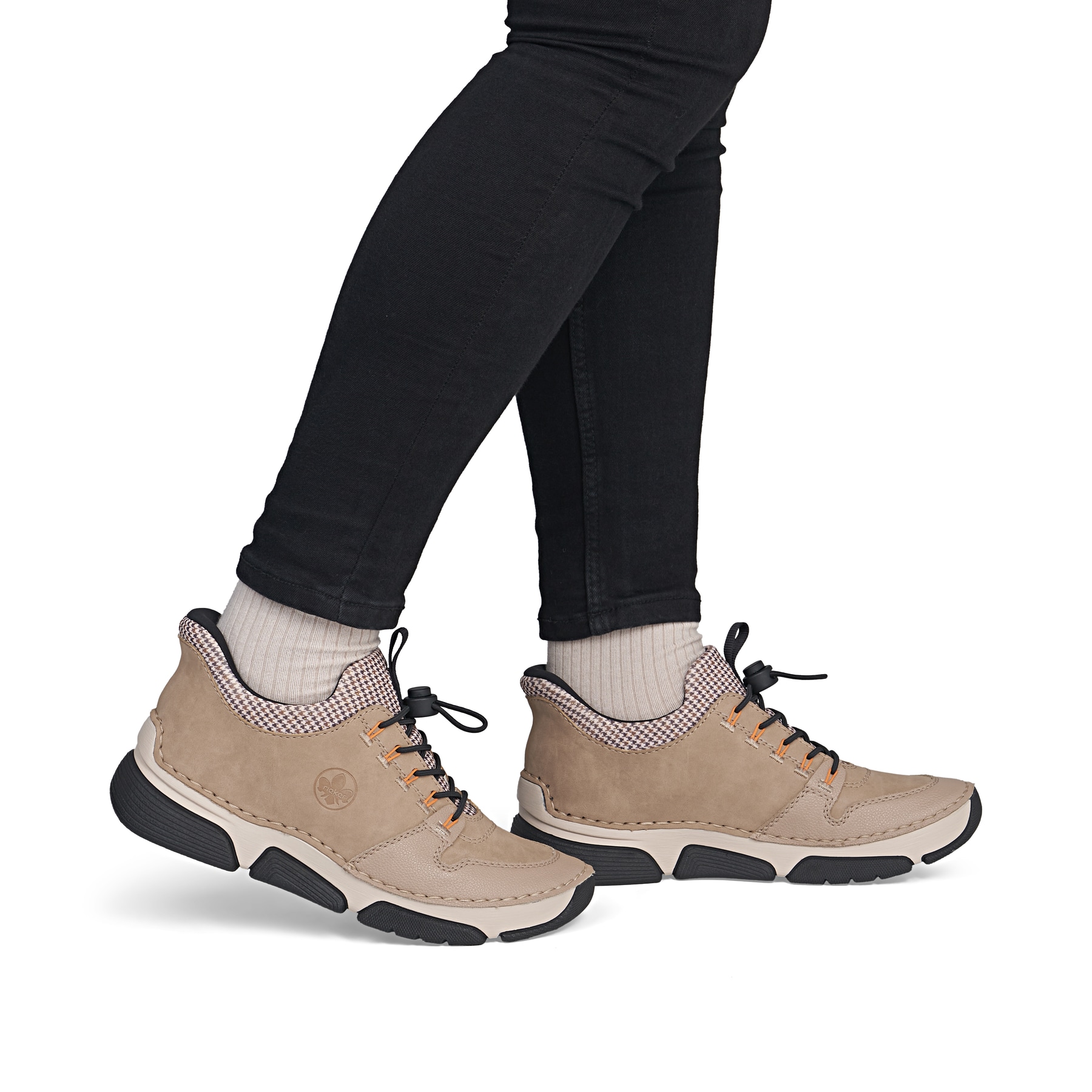Beige Rieker Damen Slipper 45963-20 mit Ready2GO Anziehkomfort sowie Gummizug. Schuh am Fuß.
