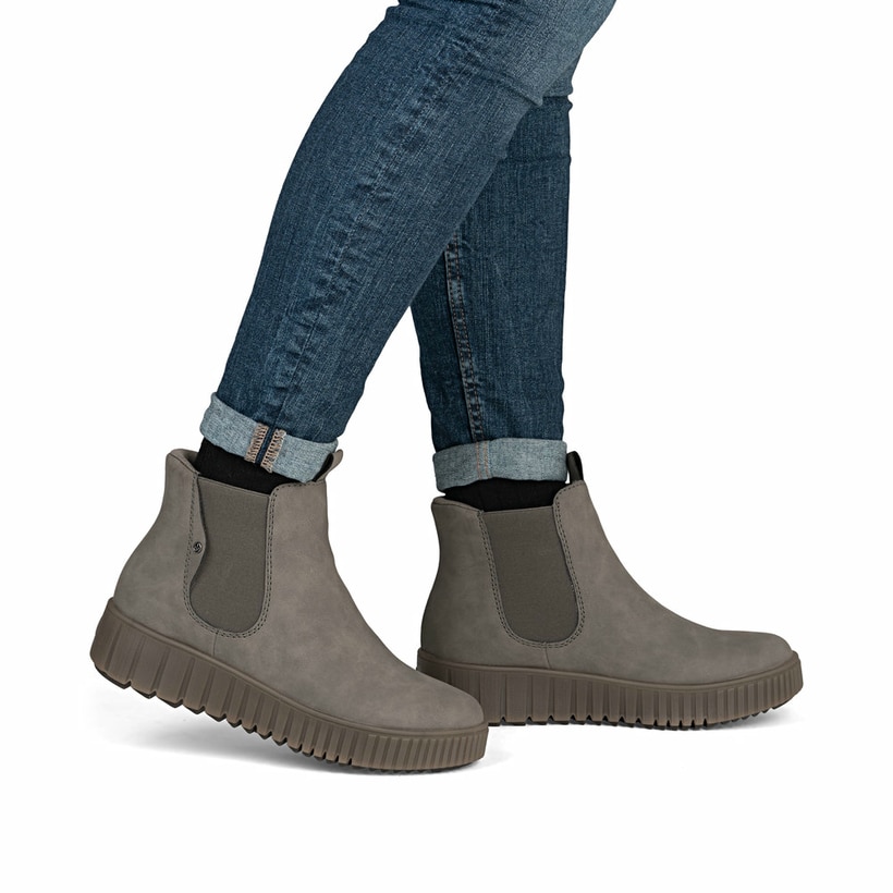 Hellgraue Rieker Damen Chelsea Boots Y6150-42 mit easy Hineinschlüpf-Möglichkeit. Schuh am Fuß.