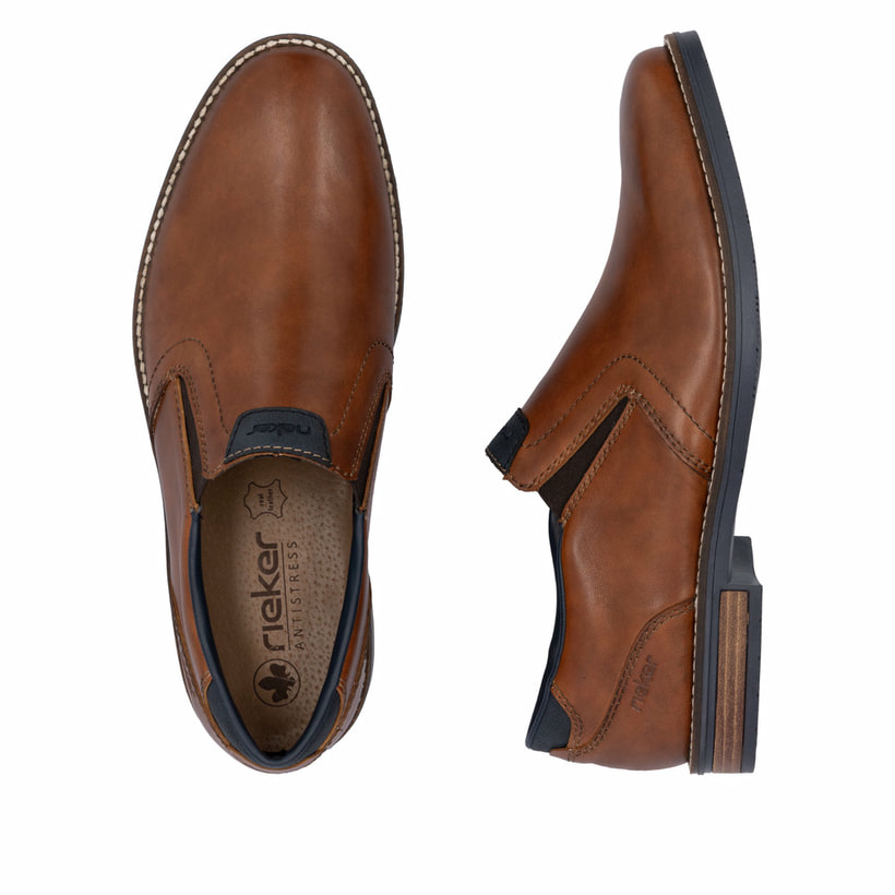 Braune Rieker Herren Slipper 13557-24 aus Glattleder mit einem Gummizug. Schuh von oben, liegend.