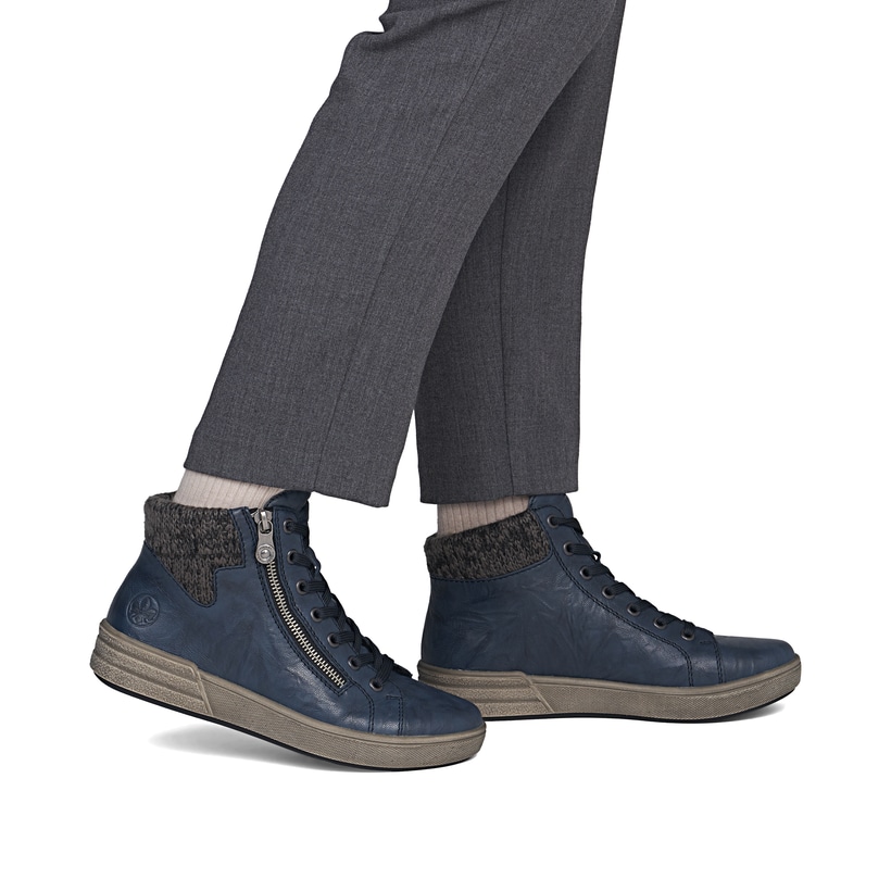 Dunkelblaue Rieker Damen Sneaker High X0709-14 aus Glattleder mit Reißverschluss. Schuh am Fuß.
