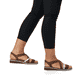 Braune Rieker Keilsandaletten V3663-24 mit Klettverschluss sowie leichter Sohle. Schuh am Fuß.