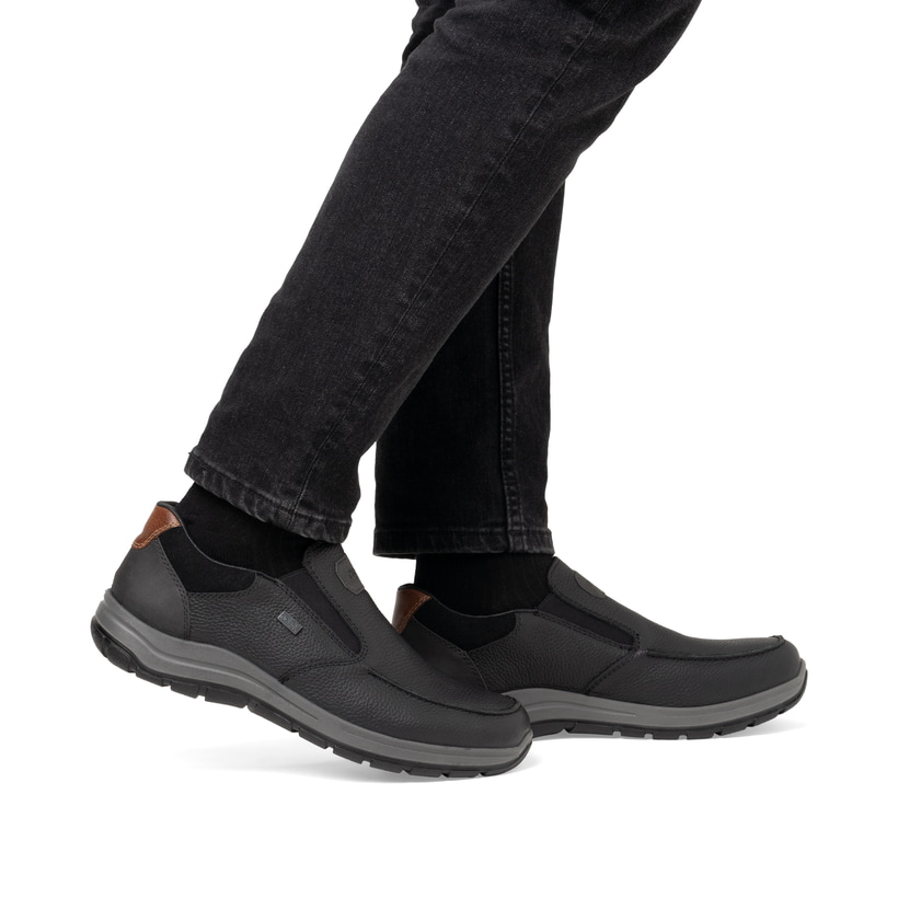 Mocassins Rieker noirs pour homme 03651-00 en cuir lisse. Chaussure au pied.