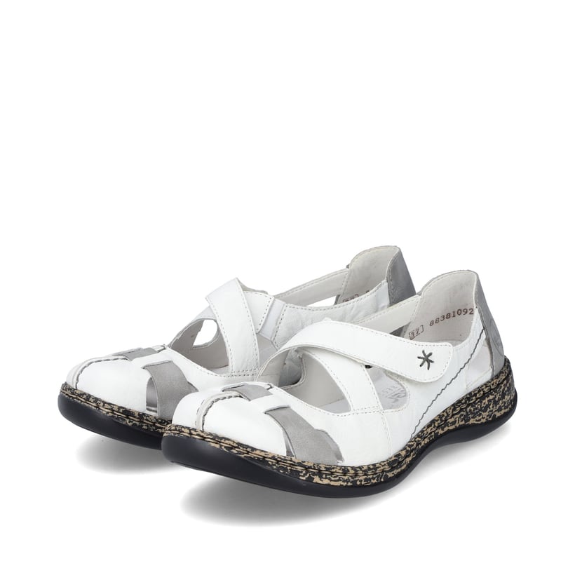 Weiße Rieker Damen Slipper 46367-80 mit einem Klettverschluss. Schuhpaar seitlich schräg.