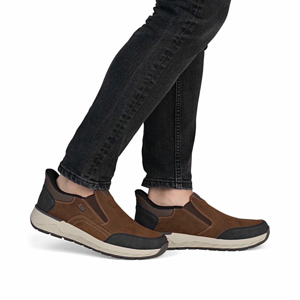 Braune Rieker Herren Slipper 11551-22 aus Rauleder. Schuh am Fuß.