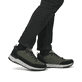 Schwarze Rieker Herren Sneaker Low U0101-00 mit einer super leichten Sohle. Schuh Außenseite gespiegelt.