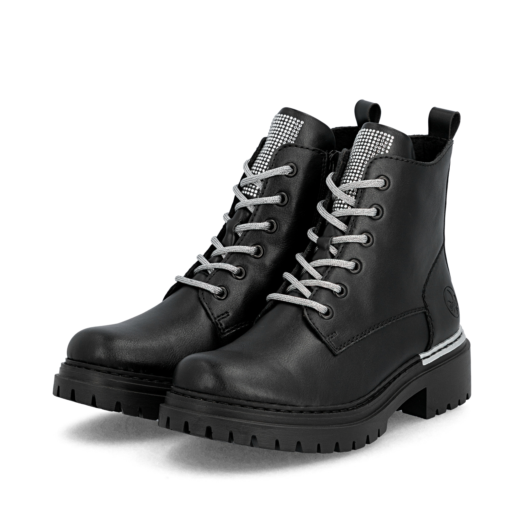 Schwarze Rieker Damen Biker Boots 72620-00 mit Strasssteinen. Schuhpaar seitlich schräg.
