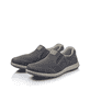 Schwarze Rieker Herren Slipper 17363-00 mit einem Gummizug sowie Extraweite H. Schuhpaar seitlich schräg.
