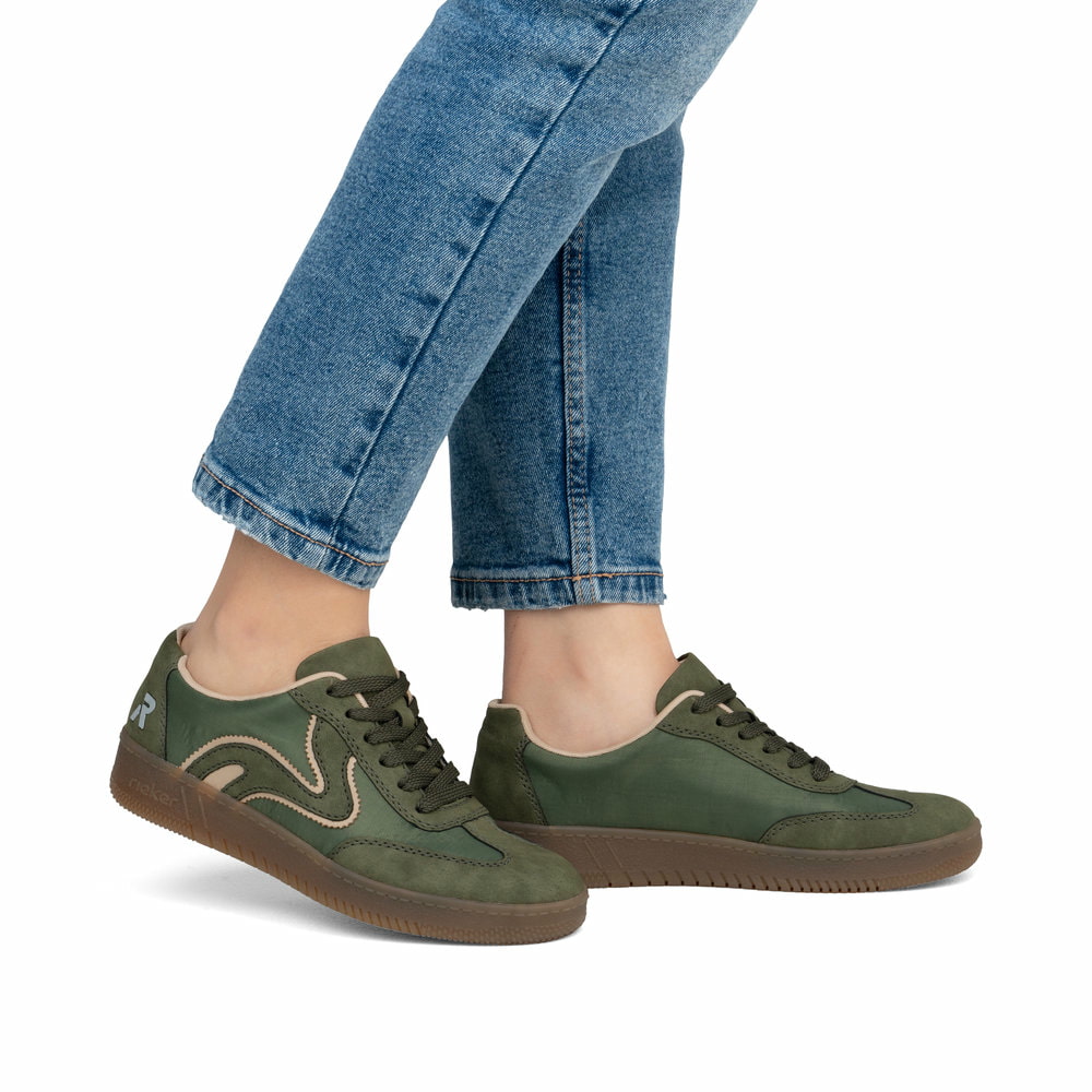 Grüne vegane Rieker Damen Sneaker Low M5512-54 mit einer Schnürung. Schuh am Fuß.