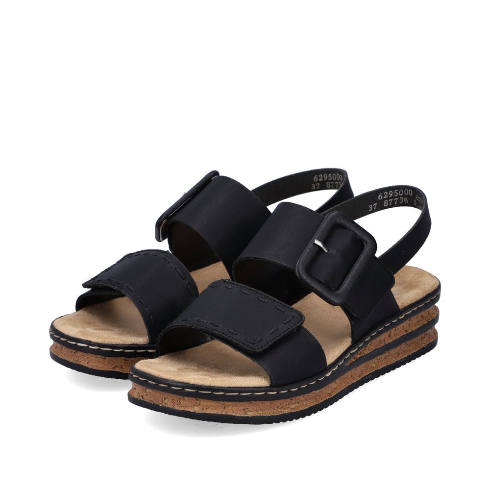 Schwarze Rieker Keilsandaletten 62950-00 mit trendigen Schnalle. Schuhpaar seitlich schräg.