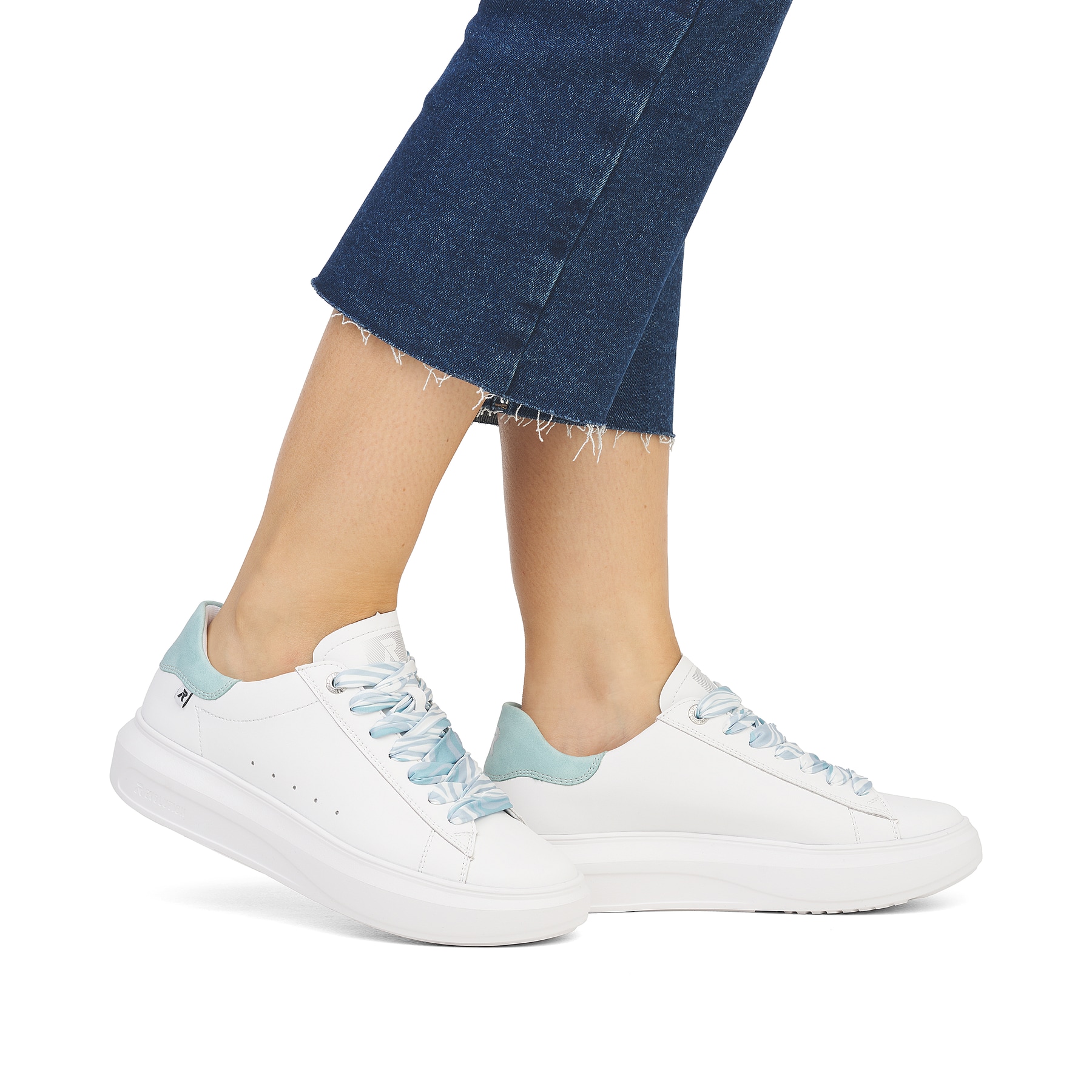 Weiße Rieker Damen Sneaker Low W1201-81 mit ultra leichter und flexibler Sohle. Schuh am Fuß.