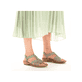 Mintgrüne Rieker Damen Riemchensandalen 60839-52 mit einem Elastikeinsatz. Schuh am Fuß.