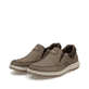 Braune Rieker Herren Slipper 17368-25 mit einem Gummizug sowie der Extraweite H. Schuhpaar seitlich schräg.