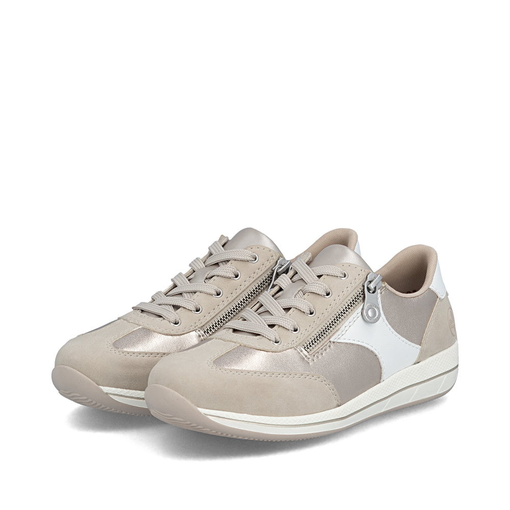 Beigeweiße Rieker Damen Schnürschuhe N1103-90 mit metallischem Finish. Schuhpaar seitlich schräg.