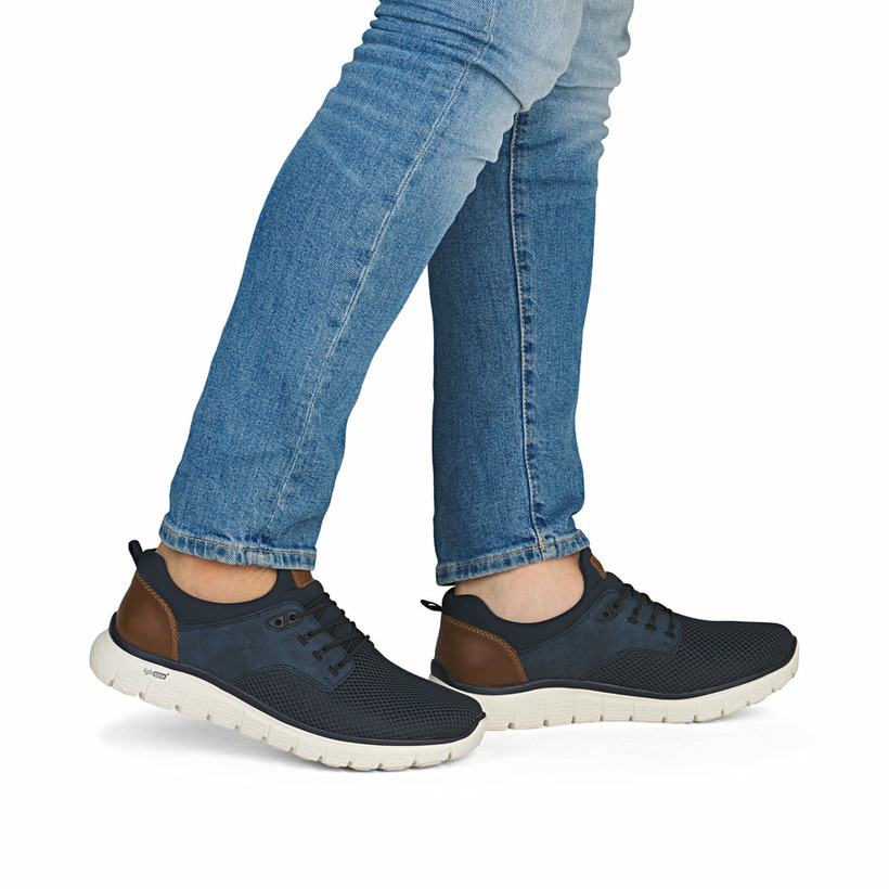 Blaue Rieker Herren Slipper B6652-14 mit einem Gummizug sowie Komfortweite G 1/2. Schuh am Fuß.