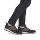 Mocassins Rieker bleus pour hommes 14750-15 avec bande élastique. Chaussure au pied.