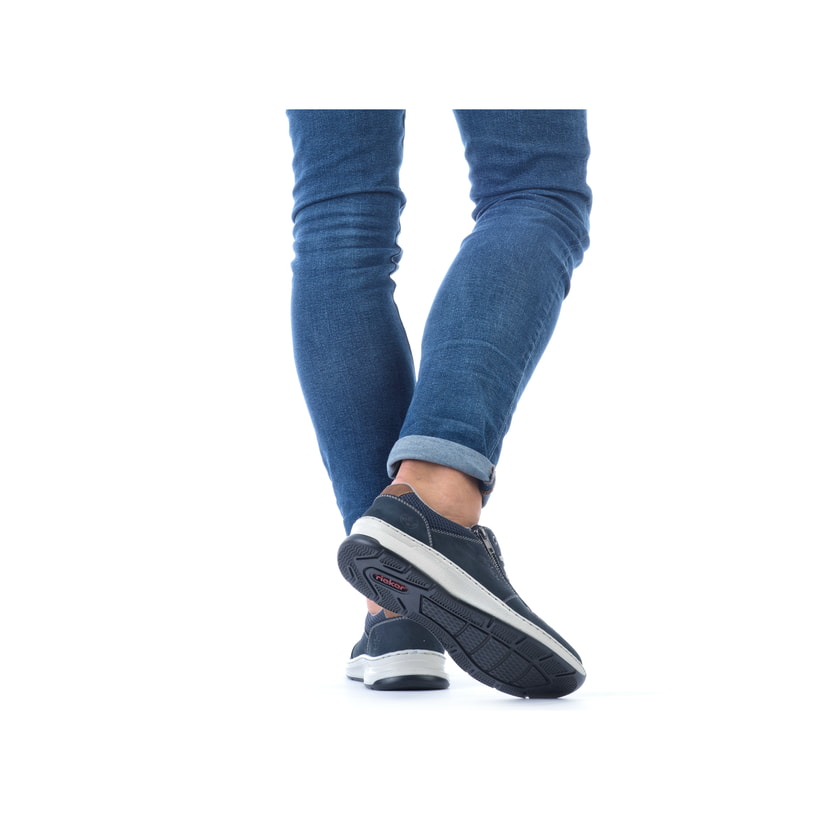 Blaue Rieker Herren Schnürschuhe 14300-14 mit Reißverschluss sowie Extraweite H. Schuh am Fuß.