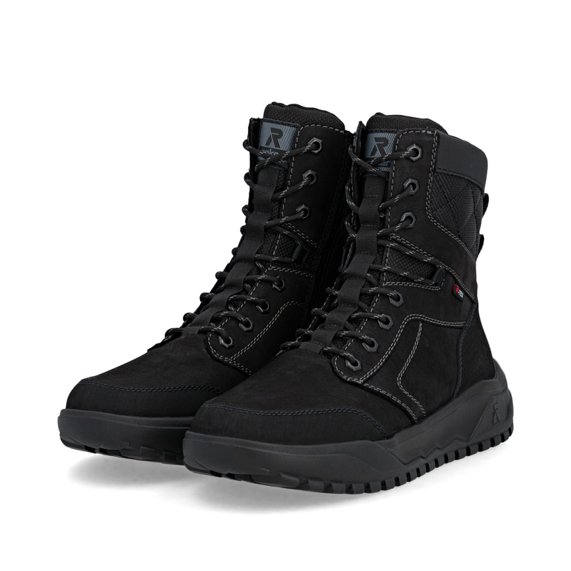 Schwarze Rieker Herren Schnürstiefel U1572-00 mit griffiger Fiber-Grip Sohle. Schuhpaar seitlich schräg.