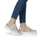 Beige Rieker Damen Sneaker Low N8103-60 mit Reißverschluss sowie Extraweite H. Schuh am Fuß.