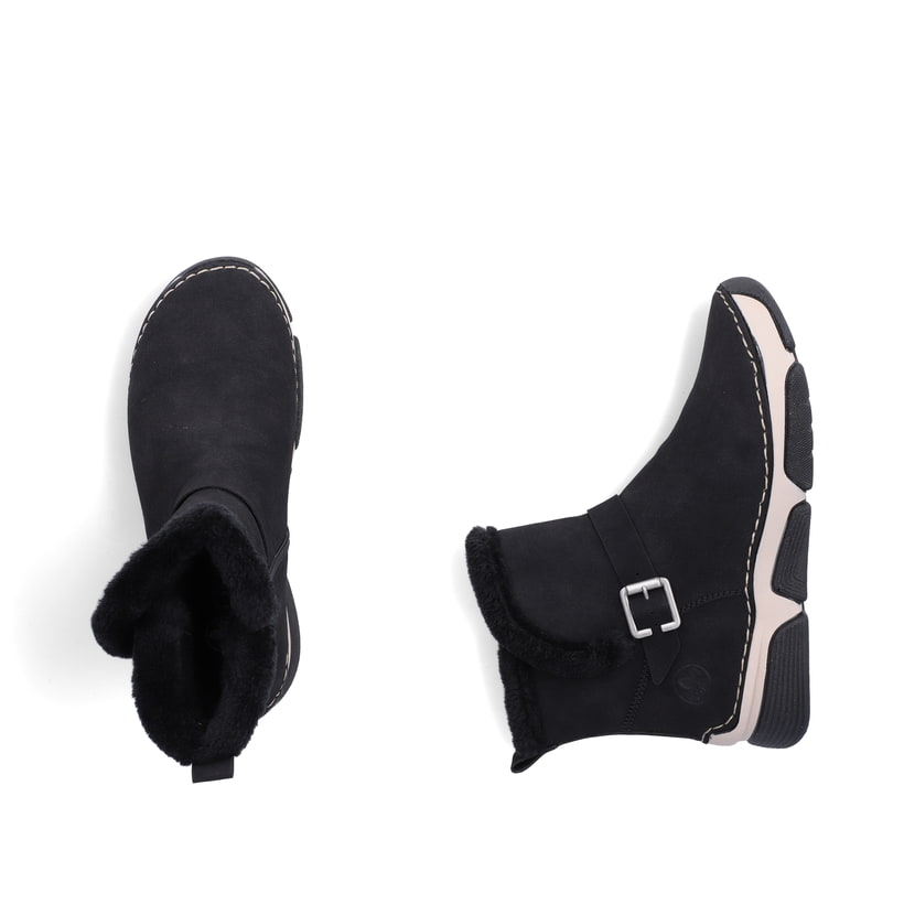 Schwarze Rieker Damen Kurzstiefel 45966-01 mit trendiger Schnalle. Schuh von oben, liegend.