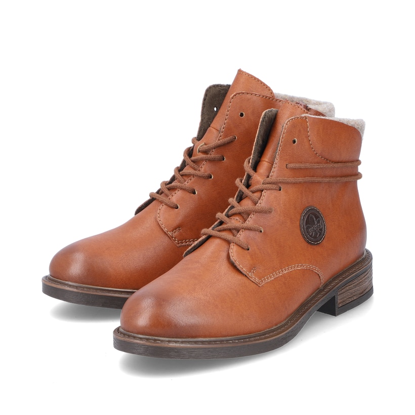 Braune Rieker Damen Schnürstiefel 71440-25 mit rundem Logo sowie Reißverschluss. Schuhpaar seitlich schräg.