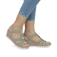 Grüne Rieker Keilsandaletten 619B2-52 mit Schmuckelementen sowie einem Gummizug. Schuh am Fuß.