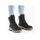 Schwarze Rieker Damen Biker Boots 71831-00 mit wasserabweisender TEX-Membran. Schuh am Fuß.