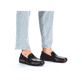 Glanzschwarze Rieker Herren Slipper 09557-00 mit der Komfortweite G 1/2. Schuh am Fuß.