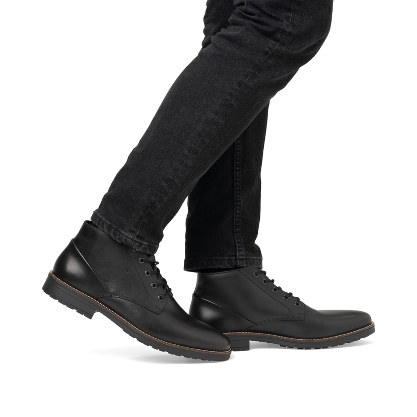 Schwarze Rieker Herren Schnürstiefel 33207-00 aus Glattleder mit einer Schnürung. Schuh am Fuß.