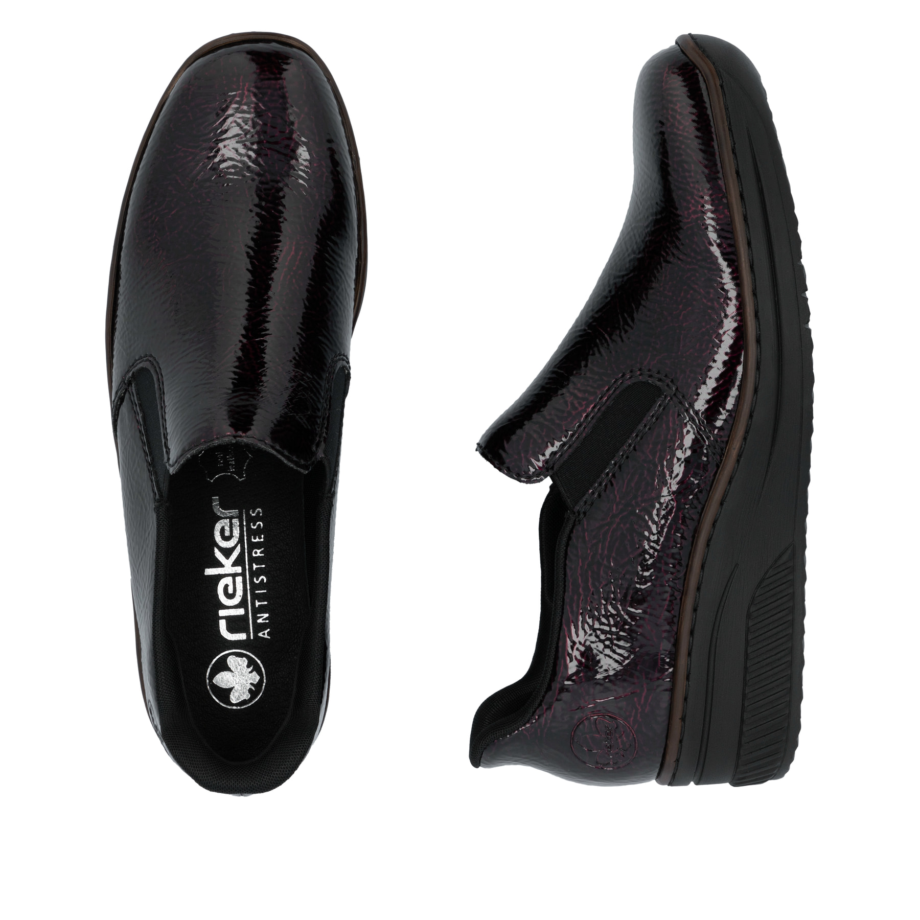 Rote Rieker Damen Slipper 48761-35 mit einem Gummizug sowie schmaler Passform E. Schuh von oben, liegend.